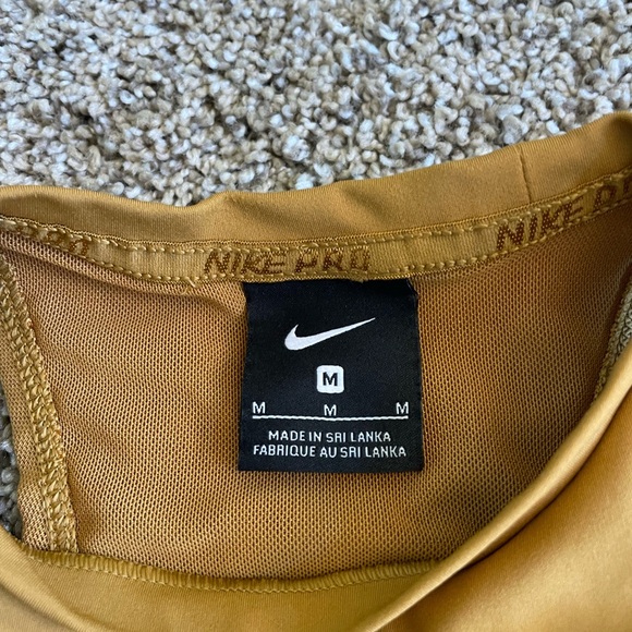 Nike twist crop top size medium - Picture 4 of 4